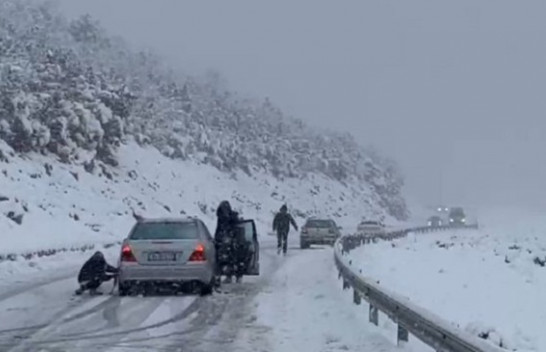 Reshje të dendura bore, disa automjete të bllokuara në aksin Kukës-Krumë