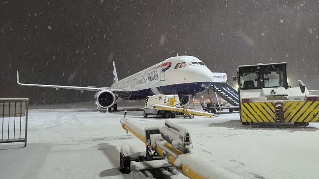 Reshjet e dendura të borës mbyllin aeroporte në Britaninë e Madhe
