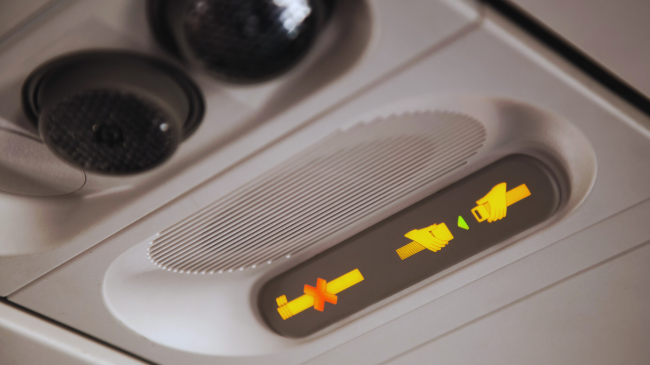 Çfarë ndodh nëse keni nevojë për tualetin kur është vendosur shenja e rripit të sigurimit gjatë fluturimit?