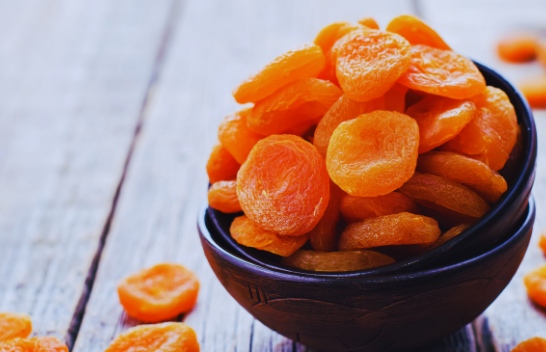 Pesë përfitimet e ngrënies së kajsive të thata në dimër