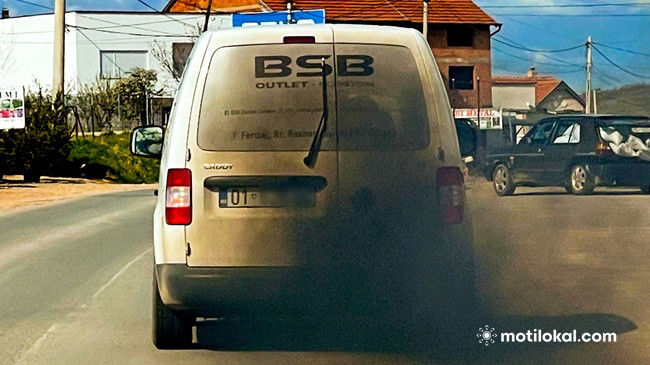 Policia do të gjobisë veturat e aksidentuara dhe ndotëse