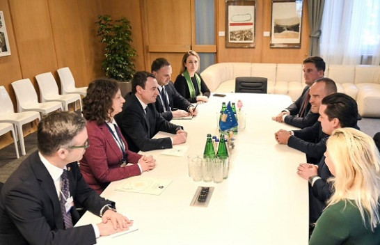 Kurti zhvillon takime me investitorët në Davos: Fokus në energjinë ripërtëritshme