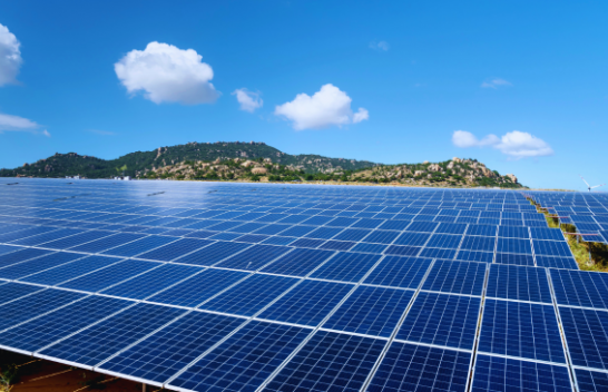 Energjia diellore tejkalon qymyrin për herë të parë në Evropë
