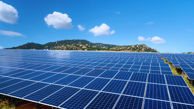 Energjia diellore tejkalon qymyrin për herë të parë në Evropë
