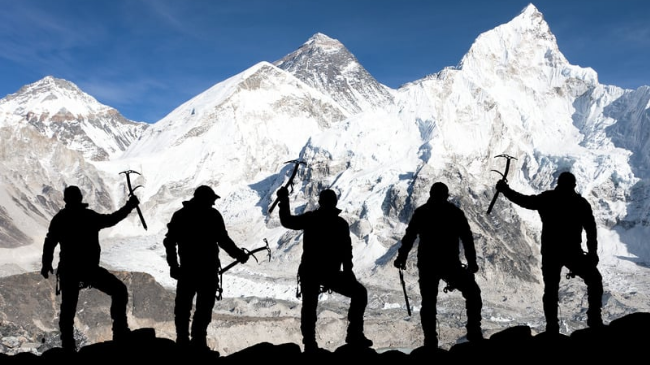 Nepali rrit në mënyrë drastike çmimin e një leje për t'u ngjitur në malin Everest