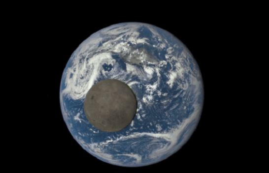 NASA fotografon dukurinë e rrallë të Hënës që kalon faqen e Tokës mbi një milion kilometra larg
