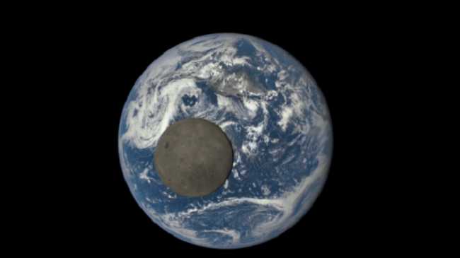 NASA fotografon dukurinë e rrallë të Hënës që kalon faqen e Tokës mbi një milion kilometra larg