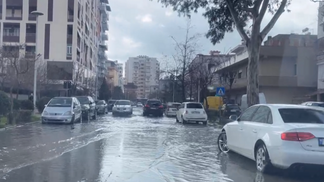 Vlorë, reshjet e shiut përmbytin rrugët e qytetit