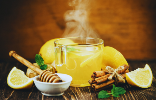 Cilat janë përfitimet e pirjes së ujit të ngrohtë me limon? Ja si ndikon në të vërtetë në trup