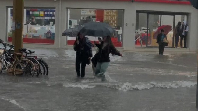 Shi i rrëmbyeshëm në Durrës, rrugët vërshohen nga uji/ VIDEO