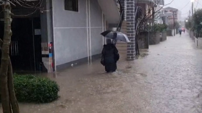 Durrës: Shpëtohen katër fëmijë nga furgoni i shkollës, 40 banesa të përmbytura