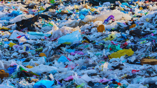 Ndërsa plastika dominon konsumin njerëzor, ekonomia globale do të mbetet e lidhur me lëndët djegëse fosile