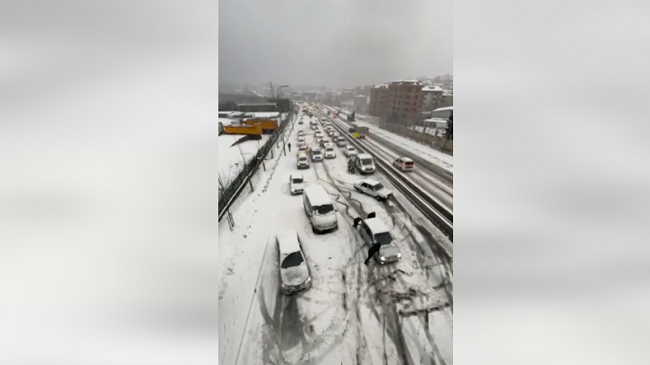 Bora e madhe në Stamboll shkakton kaos në trafik