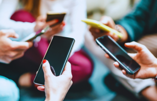 Të varurit nga telefoni shfaqin të njëjtat simptoma të tërheqjes si të varurit nga heroina