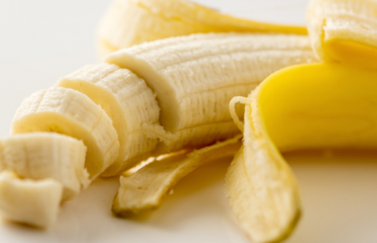 Mos i hiqni fijet e bardha nga bananet! Ja pse janë të dobishme