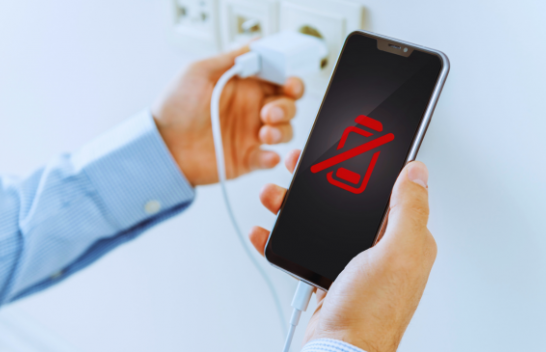 Eksperti shpjegon: Këto janë katër gabimet që njerëzit bëjnë shpesh kur mbushin telefonin