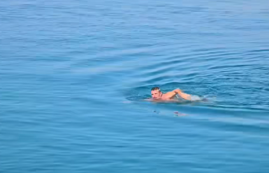Not në dimër! Qytetarët sfidojnë stinën në bregdetin e Vlorës