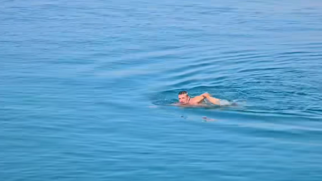 Not në dimër! Qytetarët sfidojnë stinën në bregdetin e Vlorës