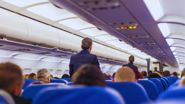 Mos i bëni këto! Pesë gjëra që i bezdisin stjuardesat në aeroplan
