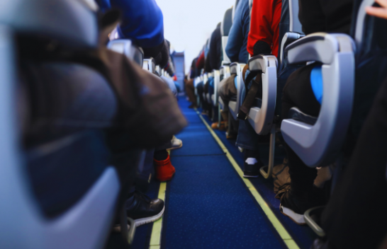 Pse nuk duhet t'i hiqni kurrë këpucët në aeroplan