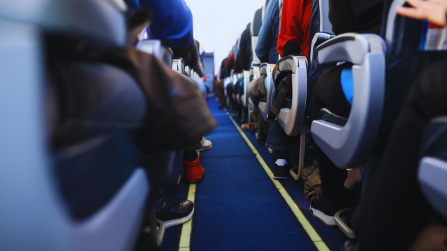 Pse nuk duhet t'i hiqni kurrë këpucët në aeroplan