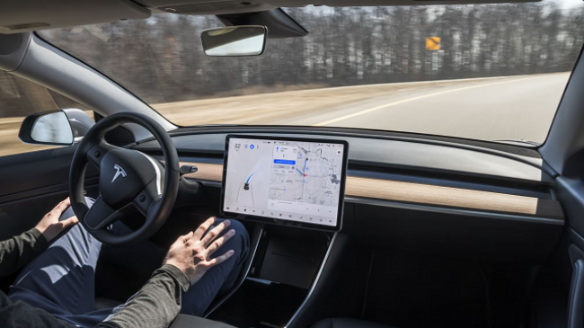 Sistemi vetëdrejtues i Tesla përfundon testimin në Kinë me shtatë gjoba brenda një nate
