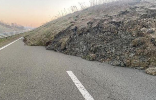 Rrëshqitje dheu në autostradën "Ibrahim Rugova", ndërpritet qarkullimi i automjeteve