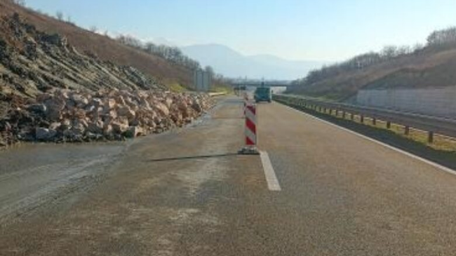 Autostrada Vermicë-Prishtinë e hapur për qarkullim pas rrëshqitjes së dheut