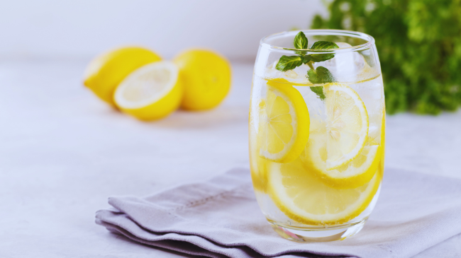 Sa i mirë është uji me limon për të nisur ditën?