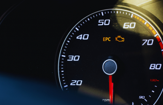 Askujt nuk i pëlqen ta shohë, çfarë të bëni kur ndizet drita ‘Check Engine’?