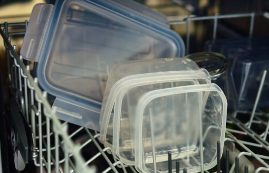 Pse enët plastike dalin gjithmonë të lagura nga enëlarësi? Shkenca e ka përgjigjen