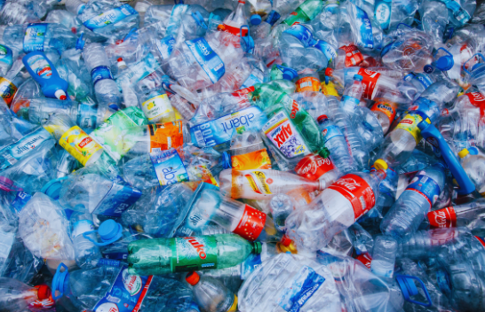 Shifrat tronditëse: Plastika nga prodhuesi kryesor i pijeve ndot detin dhe ujin