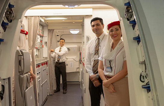 A e dini pse stjuardesat ju përshëndesin kur hyni në aeroplan?