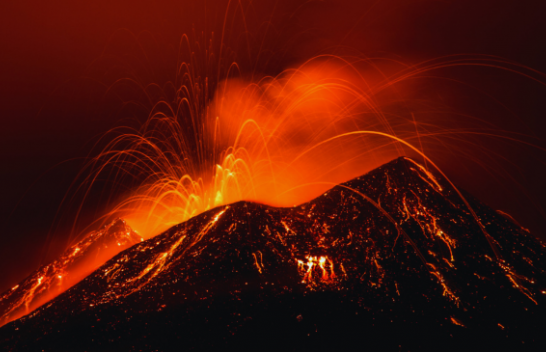 Vullkani i malit Etna në Itali nxjerr hi dhe llavë përsëri