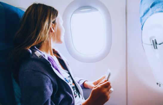 Pse nuk duhet të mbështetni kokën pas xhamit në aeroplan?