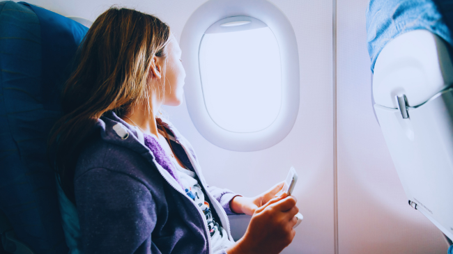 Pse nuk duhet të mbështetni kokën pas xhamit në aeroplan?