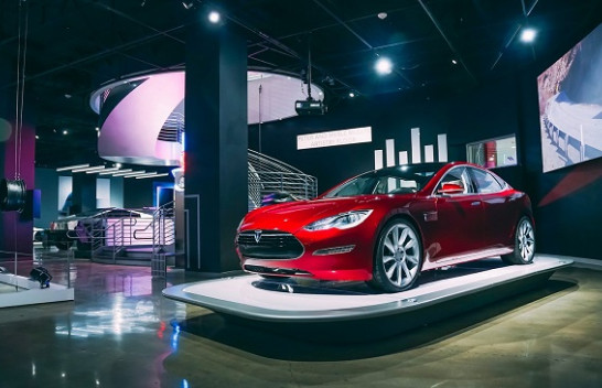 Shitjet e Tesla-s bien globalisht, por kërkesa rritet në Ukrainë