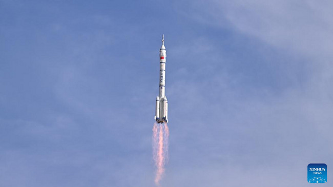 Raketa kineze ngjitet në qiell me tre astronautë në bord