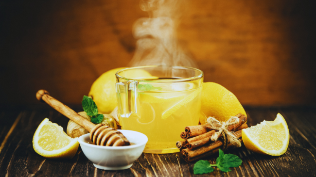 Pse nuk rekomandohet shtimi i mjaltit në ujë të valë