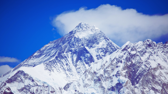 Alpinisti nepalez vendos rekord të ri, ngjitet për herë të 31-të në Everest