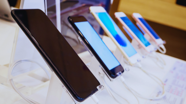Analistët parashikojnë një rënie të ndjeshme të shitjeve të telefonave inteligjentë këtë vit