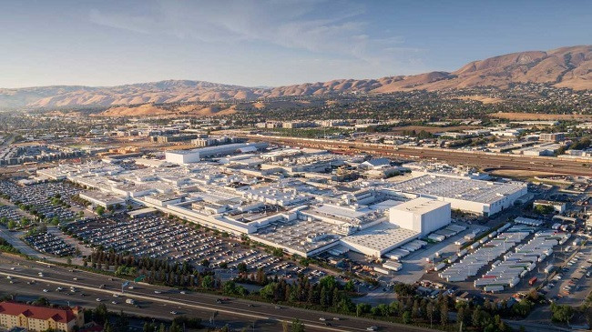 Çfarë kapi droni mbi fabrikën e Tesla-s? Teori të ndryshme qarkullojnë në internet