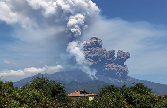 Shpërthim spektakolar i Etna-s: Vullkani nxjerrë hi dhe lavë