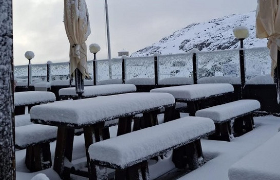 Surprizë nga moti: Pas ditëve përvëluese, bie borë në Alpet e Italisë/ FOTO