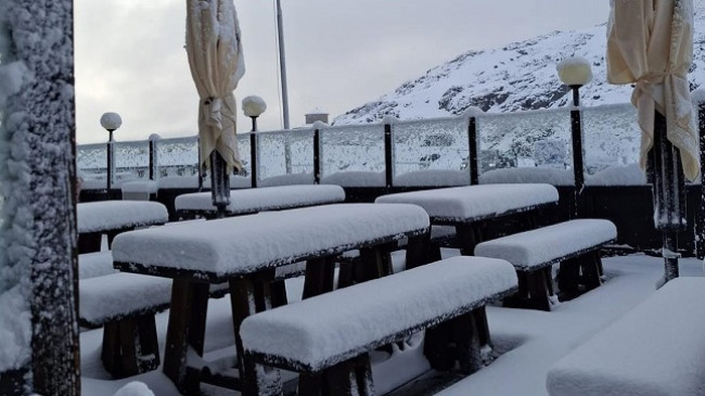 Surprizë nga moti: Pas ditëve përvëluese, bie borë në Alpet e Italisë/ FOTO