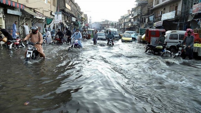 Përmbytje të mëdha në Pakistan pas reshjeve të rrëmbyeshme