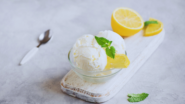 Përgatitni akullore me limon në mënyrën e lehtë: Një ëmbëlsirë e preferuar në ditët e verës