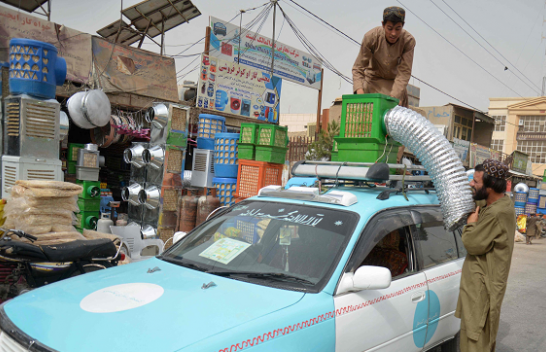 Temperaturat përvëluese në Afganistan, taksistët gjejnë një zgjidhje kreative për freski