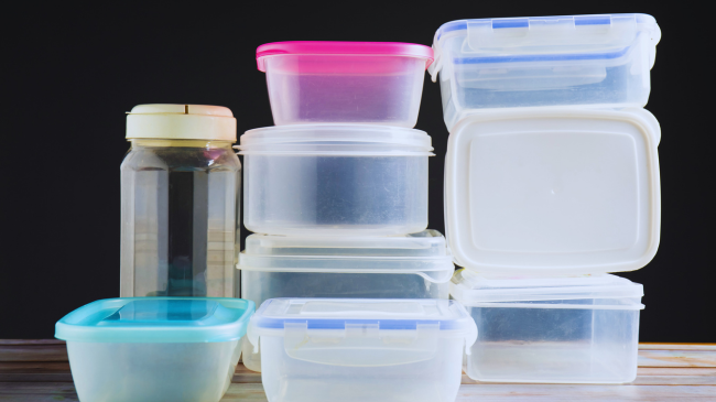 A është koha t’i themi lamtumirë plastikës në kuzhinë? Shkencëtarët paralajmërojnë për rreziqet