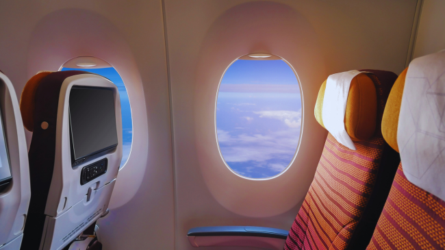 Pse asistentët e fluturimit u kërkojnë pasagjerëve të ngrenë perdet në dritaret e aeroplanit kur udhëtojnë
